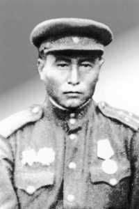 Василий Топоев — солдат, командир, коммунист, личным примером поднимал своих бойцов в атаку и первым врывался в окоп врага. 