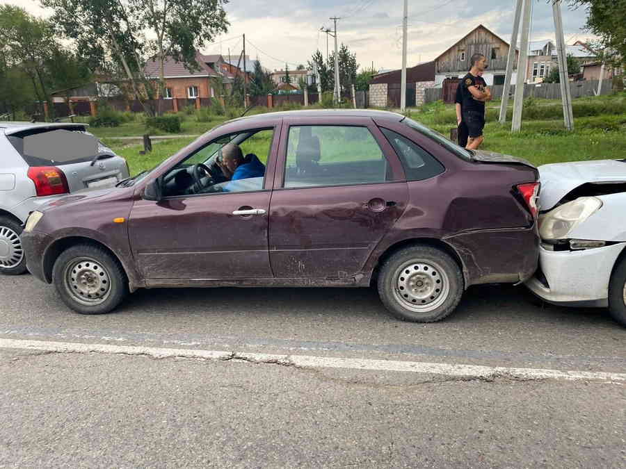 Абаканский таксист въехал в «паровозик» из трёх машин | 22.08.2023 | Абакан  - БезФормата