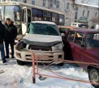 В Минусинске случилось ДТП с пассажирским автобусом и тремя автомобилями