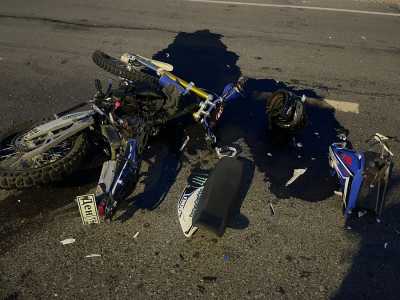 Мотоциклист серьезно пострадал на трассе в Хакасии