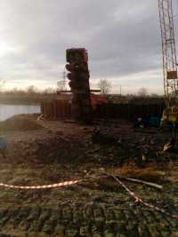 В Минусинске рухнул кран, строивший мост через протоку