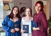 У выпускниц Дарьи Медведевой, Ангелины Шкляевой и Дарьи  Чепурной не возникнет проблем с трудоустройством — во многих учреждениях здравоохранения Хакасии большой спрос на средний медицинский персонал. 
