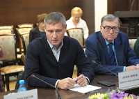 Председатель общественного совета при министерстве строительства и жилищно-коммунального хозяйства Хакасии Андрей Абросимов (слева): «Надеюсь, что данное соглашение поможет нам в реализации тех задач, которые стоят перед республикой». 