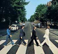 Обложка альбома The Beatles «Abbey Road», 1969 год. У фотографа Иена Макмиллана было десять минут, чтобы сделать снимок. Он щёлкнул шесть дублей, балансируя на стремянке. Этого хватило, чтобы фотография на пешеходном переходе стала одной из самых узнаваемых и навсегда вошла в историю музыки. Знаменитая «зебра» будоражит творческую фантазию и сегодня. Бесчисленные туристы, собираясь гуськом по четыре человека, устраивают фотосессии, некоторые музыканты цитируют изображение на обложках собственных альбомов, а пользователи фотошопа примеряют ситуацию на совсем других героях наших дней.