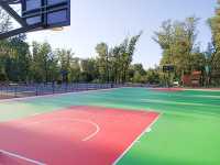 Город обустроил территорию, а фонд «Кириленко — детям» обеспечил современное покрытие и оборудование баскетбольной площадки.