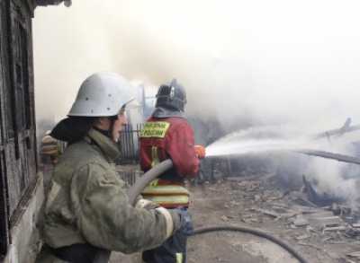 Люди самостоятельно эвакуировались из горящей базы в Абакане