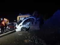 В Хакасии водитель Мерседеса уходил от погони и врезался в экскаватор, погибла девушка