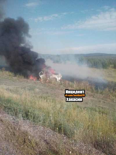 В поле за Минусинском обнаружили горящую машину
