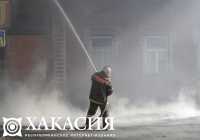 Ночью в Саяногорске жилой дом тушили 11 пожарных
