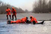 Спасатели в Абакане угодили под лед