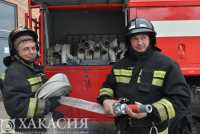 Легковой автомобиль загорелся во дворе многоквартирного дома в Хакасии