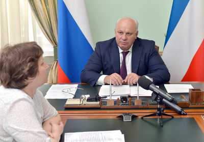 Глава Хакасии Виктор Зимин поручил оказать помощь в строительстве дома многодетной семье Анастасии Снарской.
