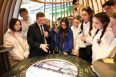 Глава Хакасии провел экскурсию для школьников на выставке «Россия»