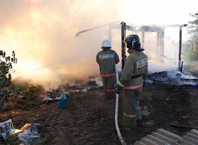 В Абакане пожарные за две минуты потушили горящую постройку