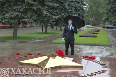 Глава Хакасии возложил цветы к Вечному огню у Монумента воинской славы