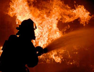 В Усть-Абаканском районе 15 человек потушили загоревшийся дом