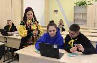 Елена Петровна Сагатаева, учитель хакасского языка и литературы, подготовила интерактивный урок. Червонопартизанские школьники старались дать верные ответы. 