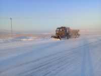 Дорожники разгребают завалы снега в районах Хакасии