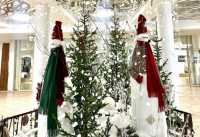Стройные снеговики и серые птицы украшают главный музей Хакасии