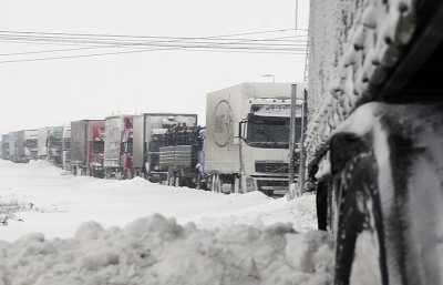 Снегопад парализовал движение автобусов и грузовиков в Красноярском крае