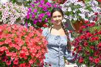 Цветоводство — одно из главных увлечений 16-летней Карины Скоробогатовой. Девушка достаточно поднаторела в этом деле за последнее время. Теперь она мечтает о собственном уголке, где сможет выращивать не только петунии, но также розы, бархатцы и другие цветы. 