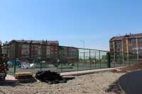 В Абакане льют асфальт на школьном стадионе