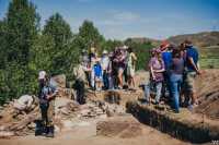 Волонтеры наследия изучают археологию в Хакасии