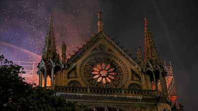 Собор Парижской Богоматери может сгореть полностью