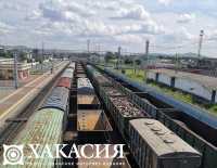 Тепловоз и 30 вагонов сошли с рельсов в Новосибирской области