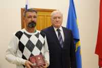 Доброволец из Минусинска награжден медалью за участие в СВО