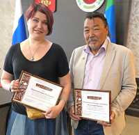 Дарья Верясова и Александр Котожеков получили из рук председателя правительства республики сертификаты победителей. 
