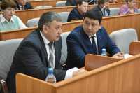Михаил Побызаков (справа) отметил, что приведённые результаты получены не благодаря чиновникам, а благодаря общественникам, которые и выставили свою независимую оценку деятельности социальной сферы Хакасии. 