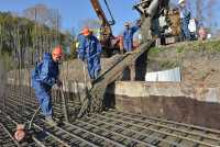 У Сергея Здоровцева и других плотников-бетонщиков работа кропотливая и ответственная: никаких пустот в фундаменте быть не должно.