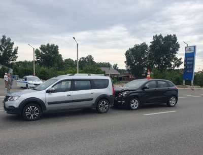 Lada Xray догнала Lada Largus на дороге в Хакасии, пострадали два человека