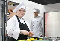 Студентка Хакасского многопрофильного техникума Софья Николовская победила в компетенции «Повар национальной хакасской кухни». 