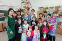 Детей малых сел Хакасии не оставили без новогодних подарков