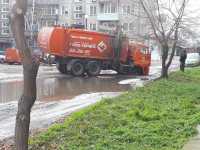 В Абакане мусоровоз провалился в яму на дороге