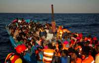 Спасенные мигранты захватили судно в Средиземном море