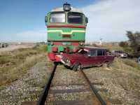 Локомотив протащил ВАЗ по железной дороге в Хакасии