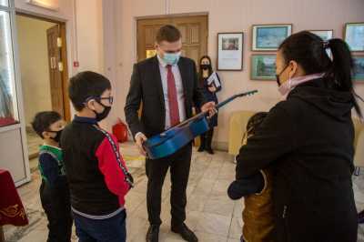 Глава Хакасии подарил гитару девятилетнему мальчику