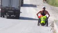 По трассе Ачинск — Хакасия едет инвалид на коляске
