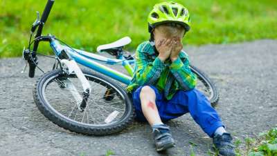 Четырехлетний мальчик сломал руку, упав с багажника велосипеда