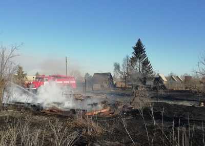 Жители Хакасии отвлекают пожарных горящим мусором