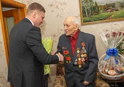 Валентин Коновалов вручил первую в Хакасии юбилейную медаль в честь 75-летия Победы