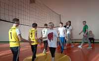 В «Лицей» после волейбола: «Ростелеком» подарил команде красноярских школьников сертификаты на онлайн-обучение