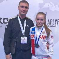 А вот и она — серебряный призёр первенства Европы по пауэрлифтингу Алёна Гончаренко, тренирующаяся под руководством Олега Домогашева. 