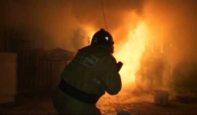 Двухэтажный дом в Абакане спасали от огня почти два часа
