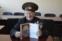 Памятную книгу «Лица Победы» получил ветеран из Хакасии