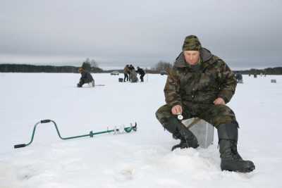В Хакасии любителям зимней рыбалки рекомендовали выбирать проверенные водоёмы