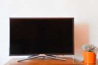 Жили не тужили: в Черногорске утащили телевизор из арендуемой квартиры